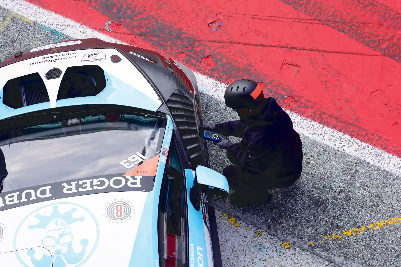 Tire pressure measurement on a Lamborghini with Prisma Electronics HPM5 during the Lamborghini Super Trofeo World Finals.