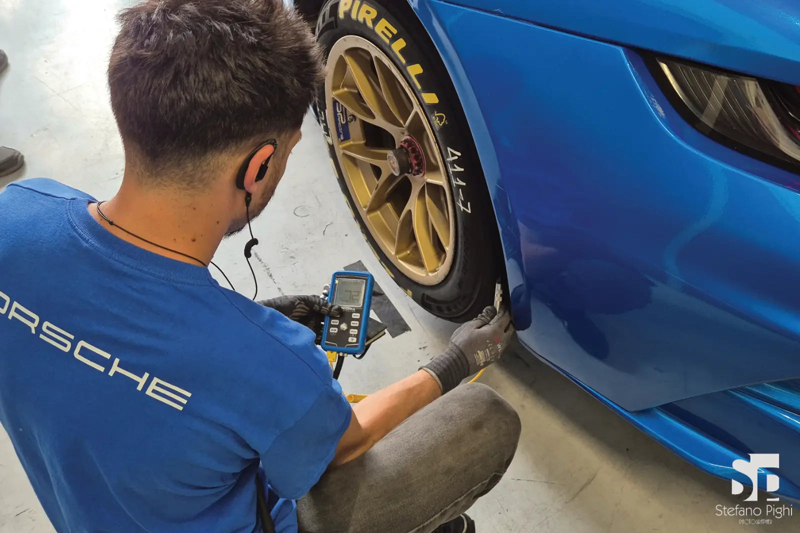 Measuring tire tread surface temperature with the Prisma Electronics HPM5 Dual-Technology Pyrometer to evaluate tire contact patch.