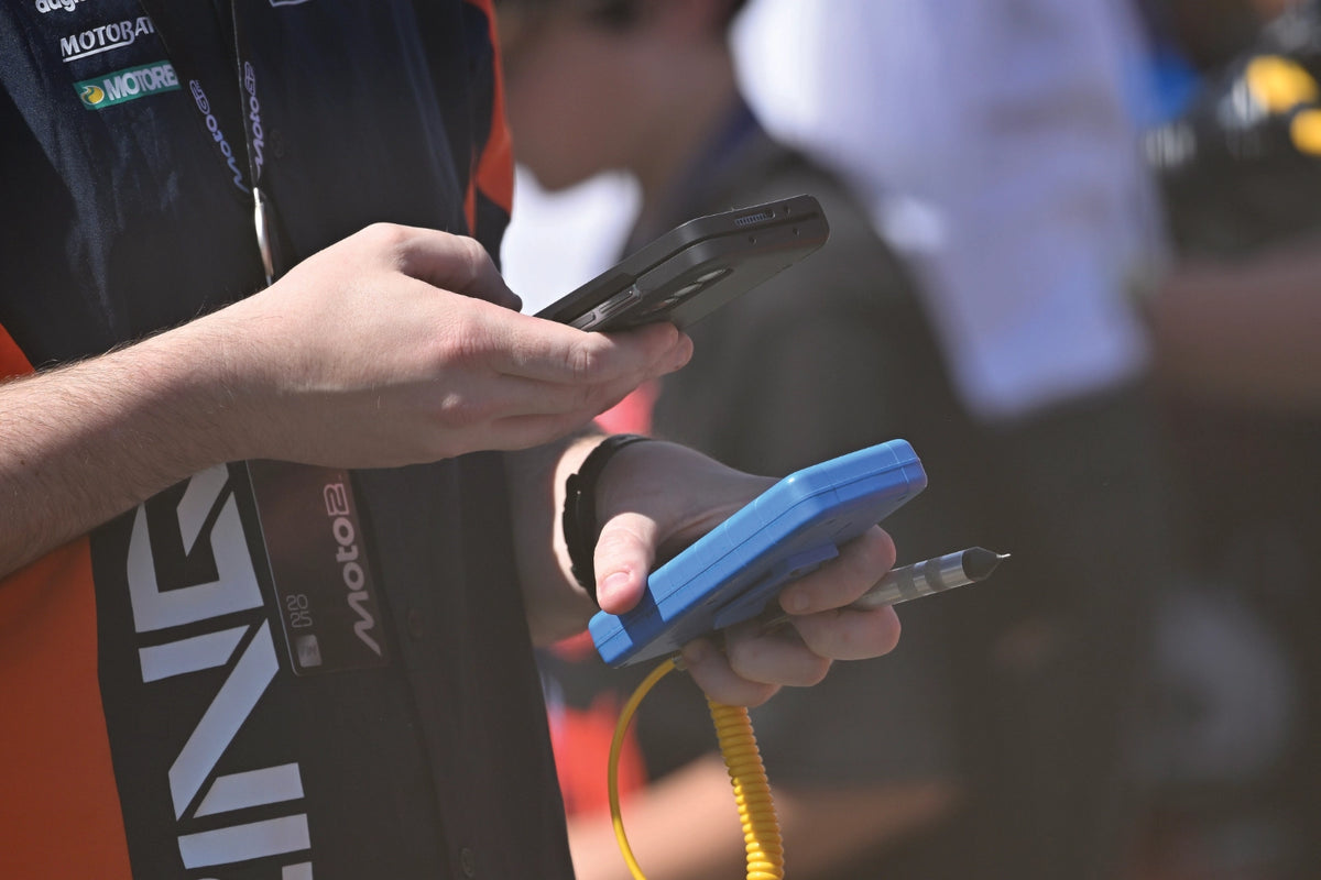 Tire tread temperatura measurement with needle probe Pyrometer by Prisma Electronics